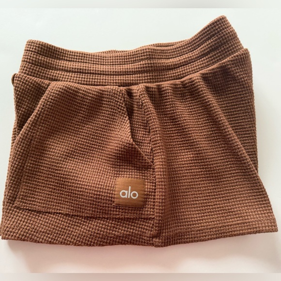 ALO Yoga Women's Thermal High-Waist Weekend Escape Sorts - Picture 3 of 5